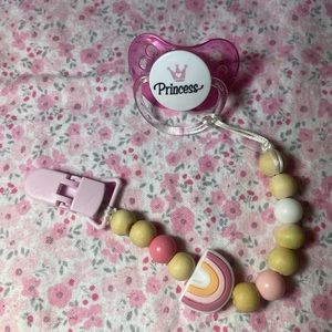Pacifier clip with natural wood and stylish rainbow silicone chew beads